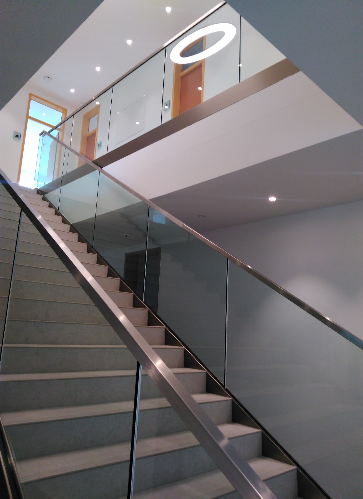 Potsdamer Glaserei montiert Glasgeländer für Treppenhäuser, Glasgeländer für moderne Bürohäuser in Potsdam bei Berlin.